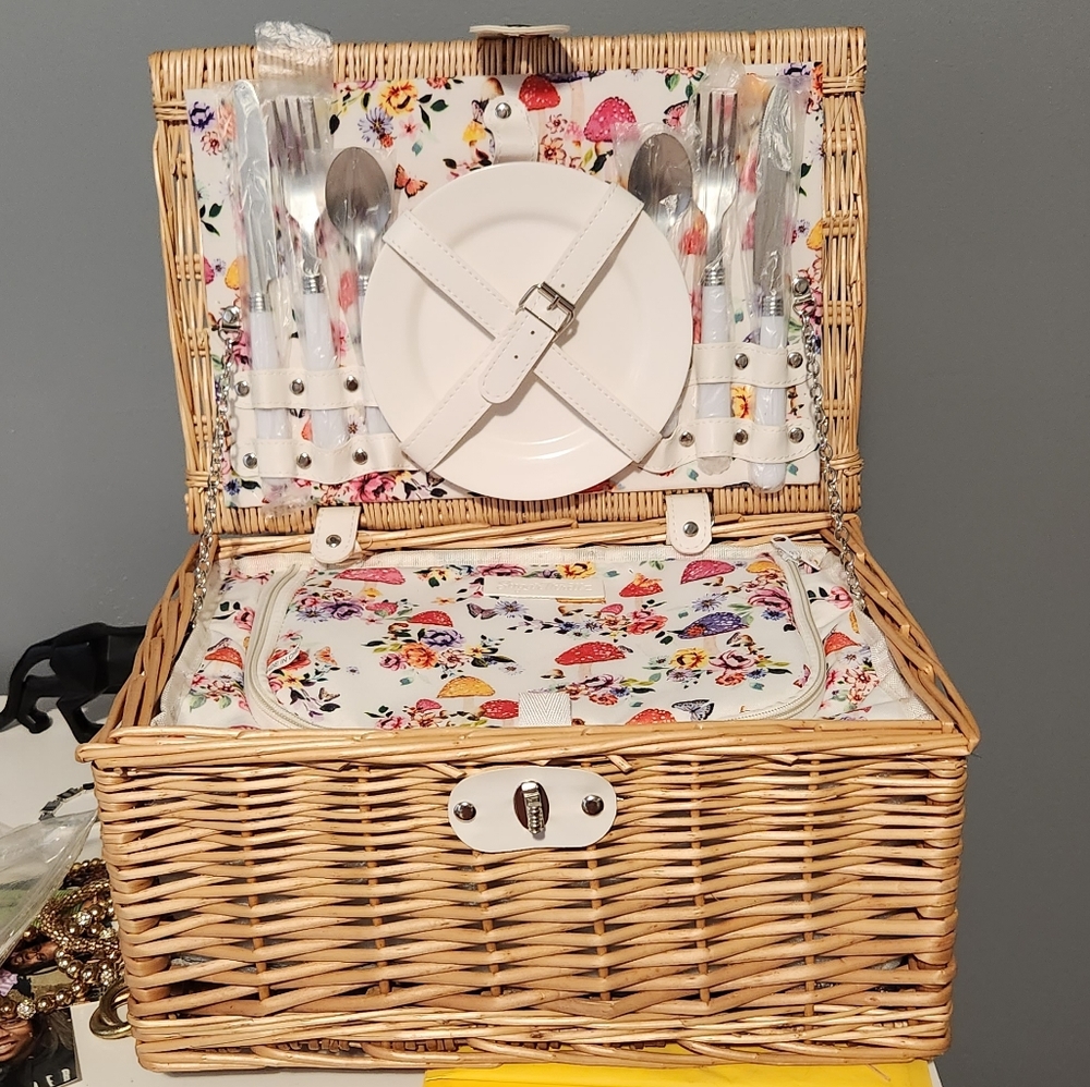 Dolls kill mushroom insulated picnic basket